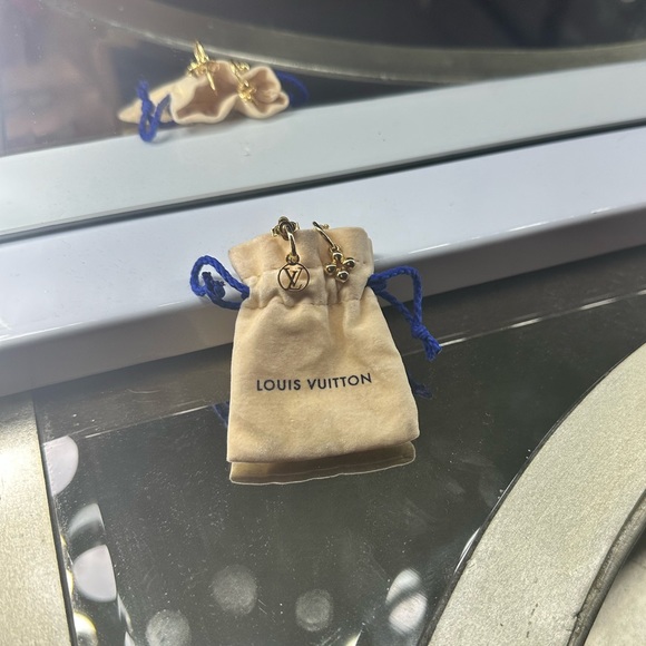 Gold Louis Vuitton earrings - Picture 3 of 10